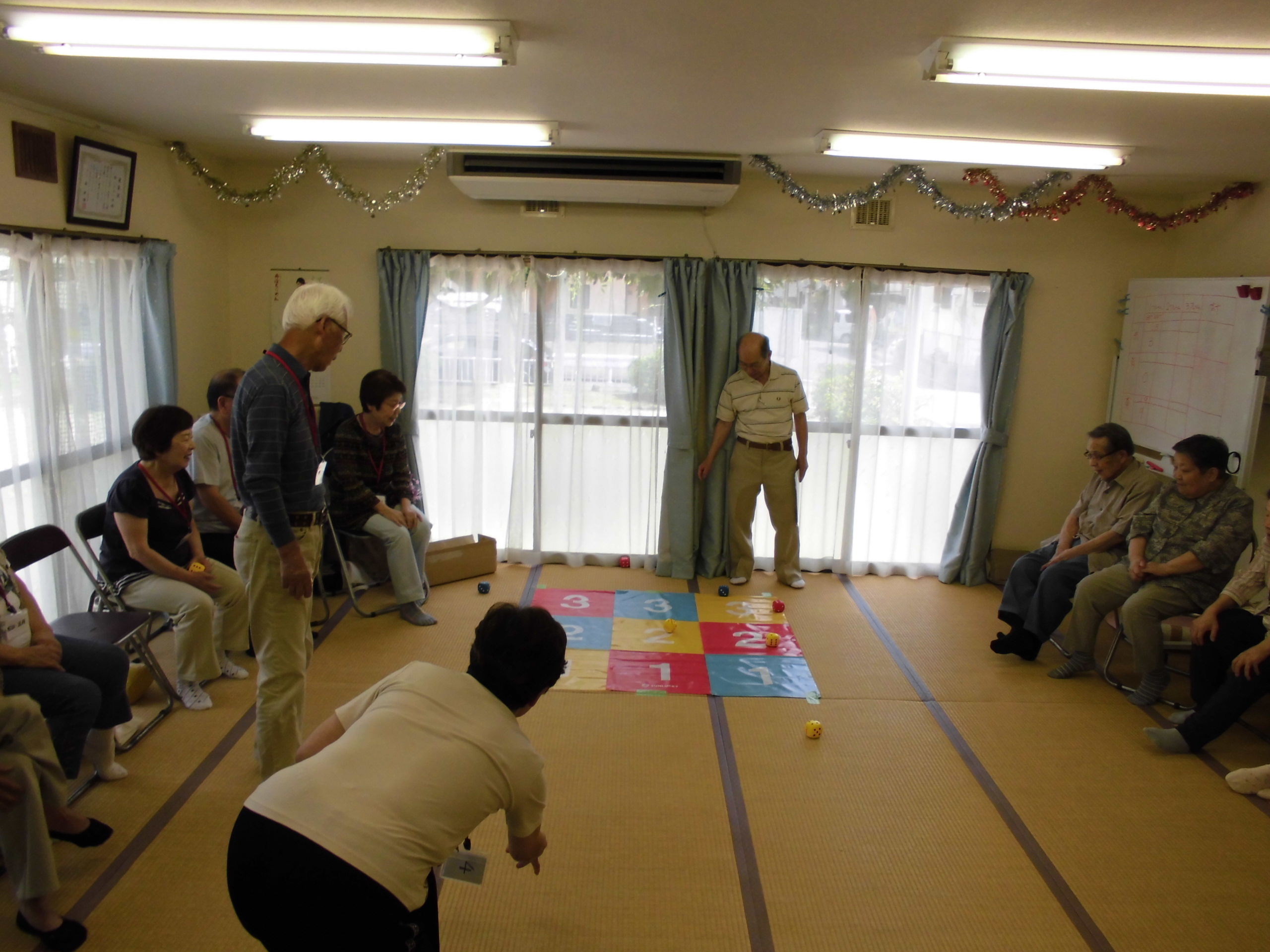 作品作りを楽しむ参加者たち